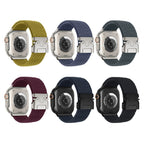 Flätat nylonarmband med fallskärms­spänne Apple Watch SE 40 mm, Apple Watch Series 1 38 mm, Apple Watch Series 10 42 mm, Apple Watch Series 11 42 mm, Apple Watch Series 2 38 mm, Apple Watch Series 3 38 mm, Apple Watch Series 4 40 mm, Apple Watch Series 5 40 mm, Apple Watch Series 6 40 mm, Apple Watch Series 7 41 mm, Apple Watch Series 8 41 mm, Apple Watch Series 9 41 mm Midnattsblå