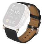 Läderarmband med tidlös stil Apple Watch SE 44 mm, Apple Watch Series 1 42 mm, Apple Watch Series 10 46 mm, Apple Watch Series 11 46 mm, Apple Watch Series 2 42 mm, Apple Watch Series 3 42 mm, Apple Watch Series 4 44 mm, Apple Watch Series 5 44 mm, Apple Watch Series 6 44 mm, Apple Watch Series 7 45 mm, Apple Watch Series 8 45 mm, Apple Watch Series 9 45 mm, Apple Watch Ultra 2 49 mm, Apple Watch Ultra 3 49 mm Svart