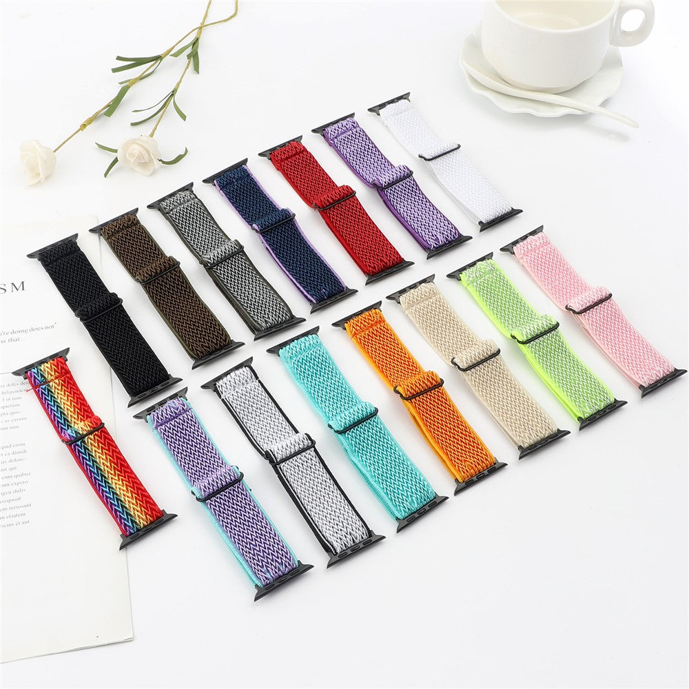 Vågmönstrat nylonarmband med justerbar rem Apple Watch SE 40 mm, Apple Watch Series 1 38 mm, Apple Watch Series 10 42 mm, Apple Watch Series 11 42 mm, Apple Watch Series 2 38 mm, Apple Watch Series 3 38 mm, Apple Watch Series 4 40 mm, Apple Watch Series 5 40 mm, Apple Watch Series 6 40 mm, Apple Watch Series 7 41 mm, Apple Watch Series 8 41 mm Beige