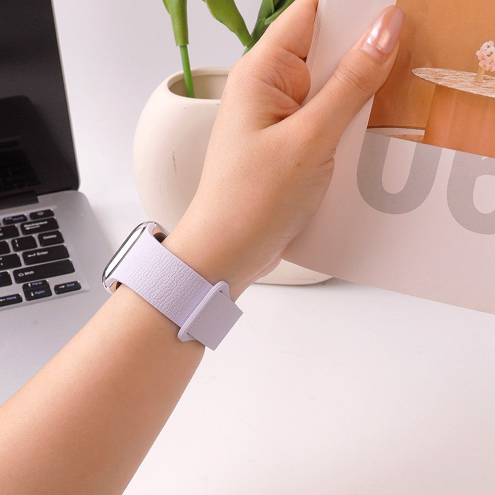 Magnetiskt silikonarmband med lyxig textur Apple Watch SE 44 mm, Apple Watch Series 1 42 mm, Apple Watch Series 10 46 mm, Apple Watch Series 11 46 mm, Apple Watch Series 2 42 mm, Apple Watch Series 3 42 mm, Apple Watch Series 4 44 mm, Apple Watch Series 5 44 mm, Apple Watch Series 6 44 mm, Apple Watch Series 7 45 mm, Apple Watch Series 8 45 mm, Apple Watch Series 9 45 mm, Apple Watch Ultra 2 49 mm, Apple Watch Ultra 3 49 mm Midnattsblå