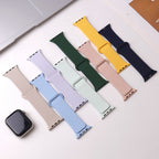 Magnetiskt silikonarmband med lyxig textur Apple Watch SE 44 mm, Apple Watch Series 1 42 mm, Apple Watch Series 10 46 mm, Apple Watch Series 11 46 mm, Apple Watch Series 2 42 mm, Apple Watch Series 3 42 mm, Apple Watch Series 4 44 mm, Apple Watch Series 5 44 mm, Apple Watch Series 6 44 mm, Apple Watch Series 7 45 mm, Apple Watch Series 8 45 mm, Apple Watch Series 9 45 mm, Apple Watch Ultra 2 49 mm, Apple Watch Ultra 3 49 mm Gul