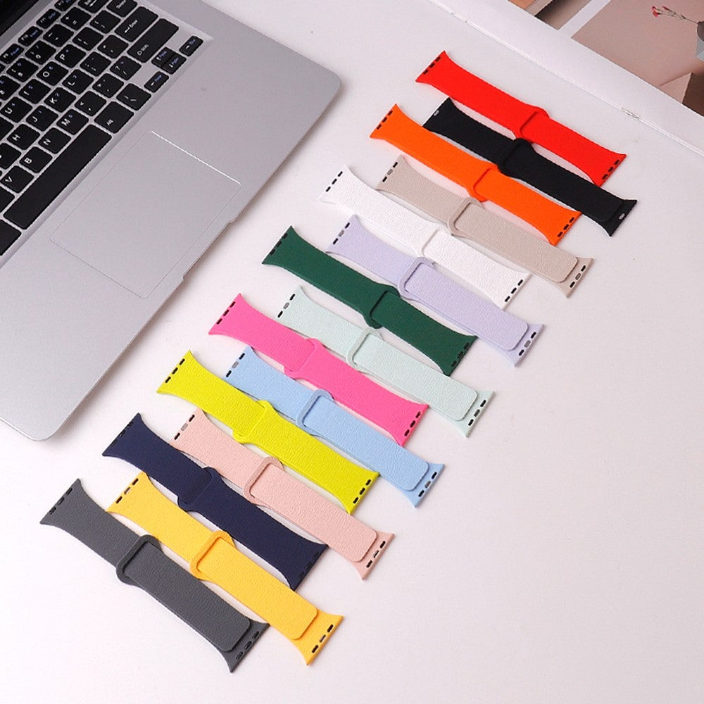 Magnetiskt silikonarmband med lyxig textur Apple Watch SE 44 mm, Apple Watch Series 1 42 mm, Apple Watch Series 10 46 mm, Apple Watch Series 11 46 mm, Apple Watch Series 2 42 mm, Apple Watch Series 3 42 mm, Apple Watch Series 4 44 mm, Apple Watch Series 5 44 mm, Apple Watch Series 6 44 mm, Apple Watch Series 7 45 mm, Apple Watch Series 8 45 mm, Apple Watch Series 9 45 mm, Apple Watch Ultra 2 49 mm, Apple Watch Ultra 3 49 mm Röd