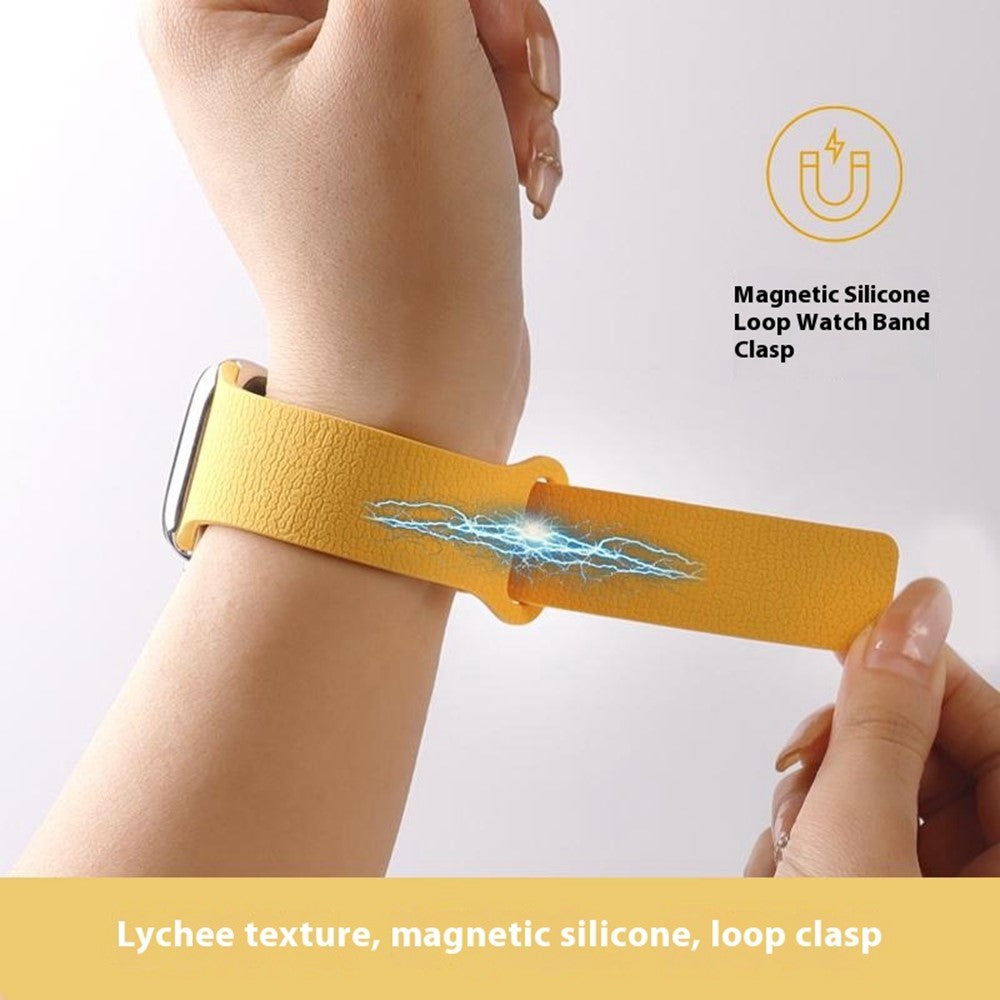 Magnetiskt silikonarmband med lyxig textur Apple Watch SE 44 mm, Apple Watch Series 1 42 mm, Apple Watch Series 10 46 mm, Apple Watch Series 11 46 mm, Apple Watch Series 2 42 mm, Apple Watch Series 3 42 mm, Apple Watch Series 4 44 mm, Apple Watch Series 5 44 mm, Apple Watch Series 6 44 mm, Apple Watch Series 7 45 mm, Apple Watch Series 8 45 mm, Apple Watch Series 9 45 mm, Apple Watch Ultra 2 49 mm, Apple Watch Ultra 3 49 mm Vit