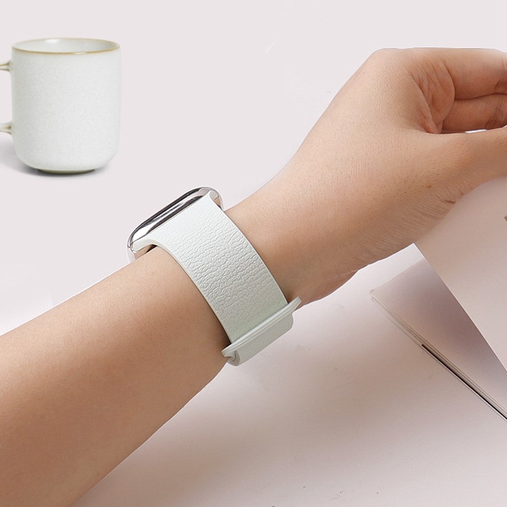 Magnetiskt silikonarmband med lyxig textur Apple Watch SE 44 mm, Apple Watch Series 1 42 mm, Apple Watch Series 10 46 mm, Apple Watch Series 11 46 mm, Apple Watch Series 2 42 mm, Apple Watch Series 3 42 mm, Apple Watch Series 4 44 mm, Apple Watch Series 5 44 mm, Apple Watch Series 6 44 mm, Apple Watch Series 7 45 mm, Apple Watch Series 8 45 mm, Apple Watch Series 9 45 mm, Apple Watch Ultra 2 49 mm, Apple Watch Ultra 3 49 mm Orange