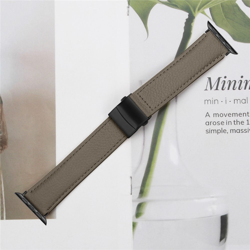 Läderarmband med svart fäste och klassisk spänne Apple Watch SE 40 mm, Apple Watch Series 1 38 mm, Apple Watch Series 10 42 mm, Apple Watch Series 11 42 mm, Apple Watch Series 2 38 mm, Apple Watch Series 3 38 mm, Apple Watch Series 4 40 mm, Apple Watch Series 5 40 mm, Apple Watch Series 6 40 mm, Apple Watch Series 7 41 mm, Apple Watch Series 8 41 mm, Apple Watch Series 9 41 mm Grå