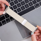 Magnetiskt nylonarmband med elastisk rem Apple Watch SE 44 mm, Apple Watch Series 1 42 mm, Apple Watch Series 10 46 mm, Apple Watch Series 11 46 mm, Apple Watch Series 2 42 mm, Apple Watch Series 3 42 mm, Apple Watch Series 4 44 mm, Apple Watch Series 5 44 mm, Apple Watch Series 6 44 mm, Apple Watch Series 7 45 mm, Apple Watch Series 8 45 mm, Apple Watch Series 9 45 mm, Apple Watch Ultra 2 49 mm, Apple Watch Ultra 3 49 mm Grå